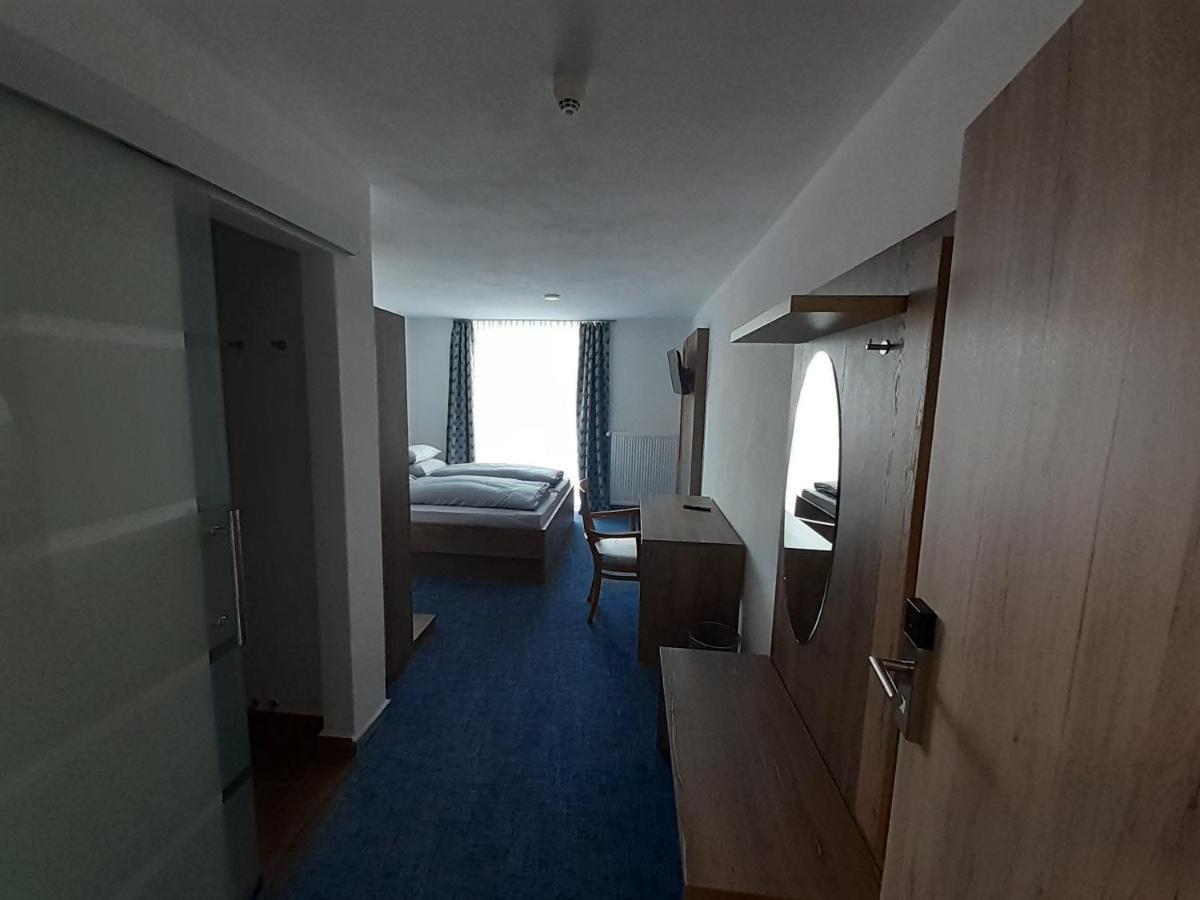 Landgasthof Hotel Lamm Laichingen Bagian luar foto